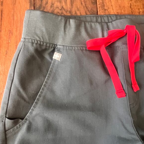Figs Zamora Jogger XS Petite and Catarina One Pocket Top XS Charcoal Red Tie - Picture 9 of 10